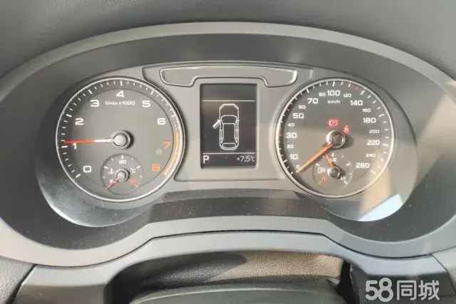 Audi Q3 2017 car image #14