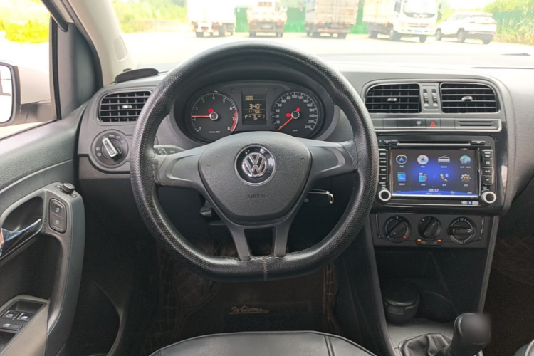 Volkswagen Polo 2015 #15 Volkswagen Polo 2015 car image #15