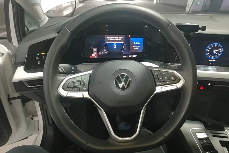 Volkswagen Golf 2023 car image #11