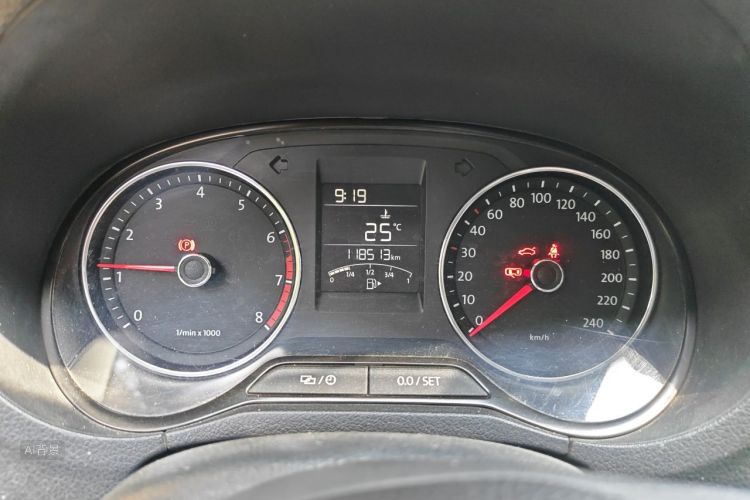 Volkswagen Polo 2015 car image #13