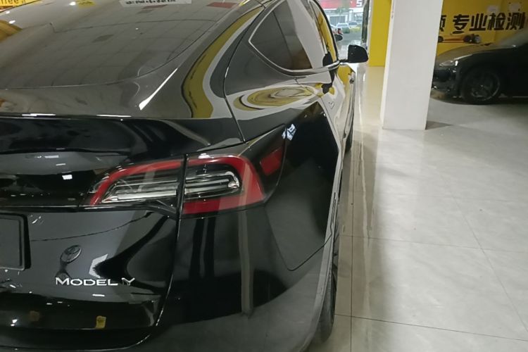 Tesla Model Y 2023 car image #8