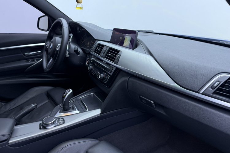 BMW 3 Series 2018 car image #18