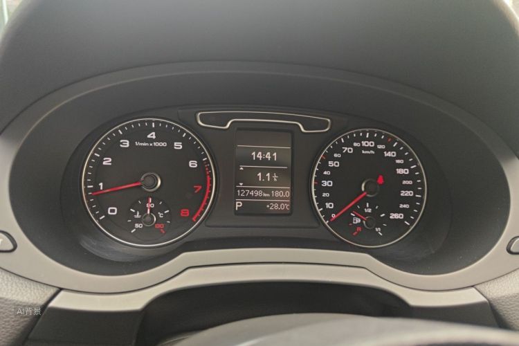 Audi Q3 2015 car image #13