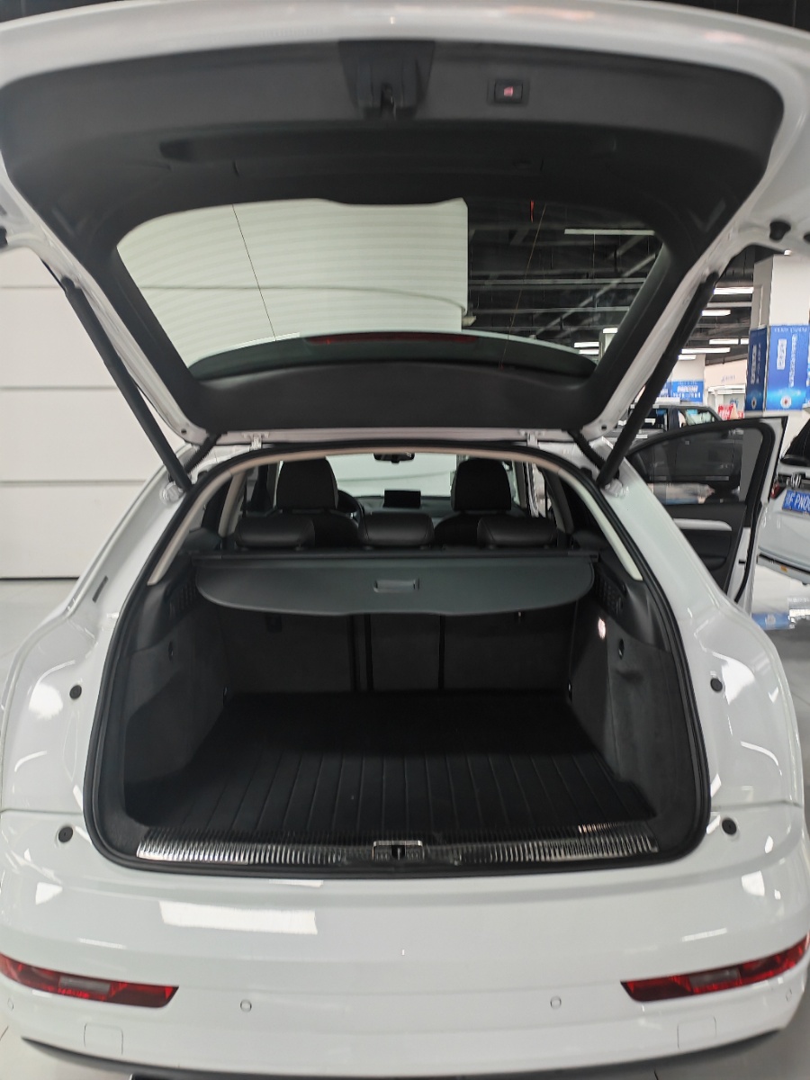 Audi Q3 2018 car image #7