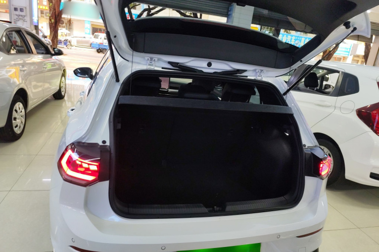 Volkswagen Golf 2025 car image #21