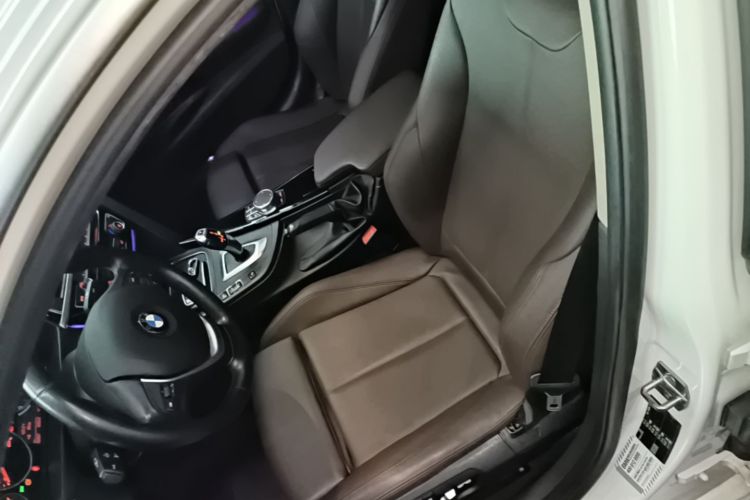 BMW 3 Series 2019 car image #15