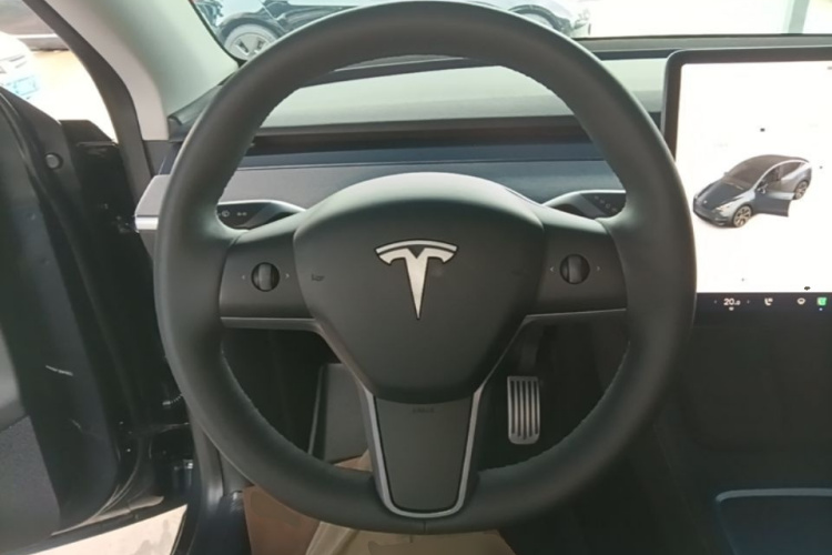 Tesla Model Y 2024 car image #11
