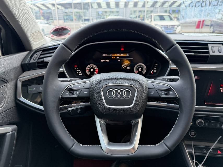 Audi Q3 2023 car image #9