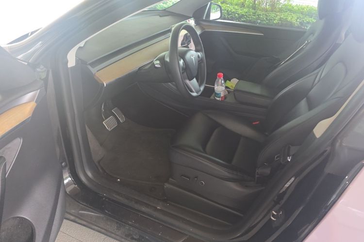 Tesla Model Y 2023 car image #19