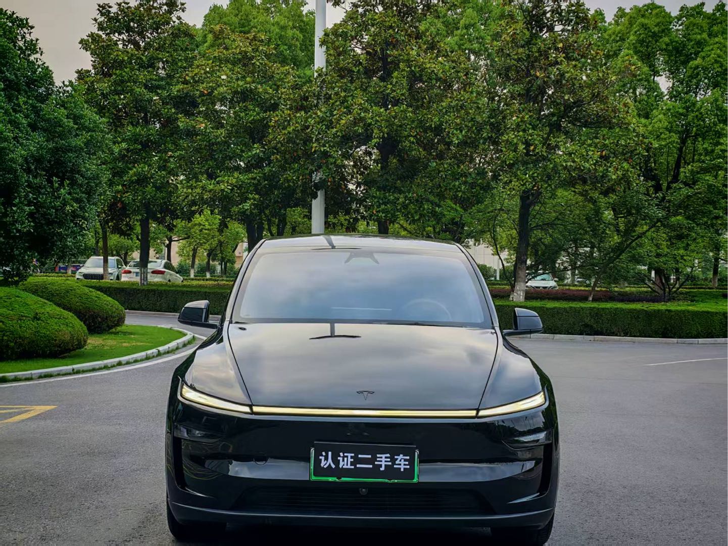 Tesla Model Y L 2025 #4 Tesla Model Y L 2025 car image #4