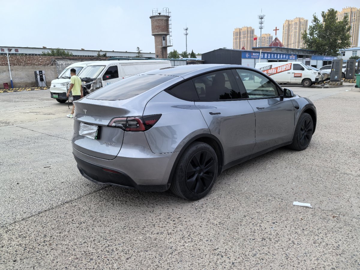 Tesla Model Y 2024 car image #2