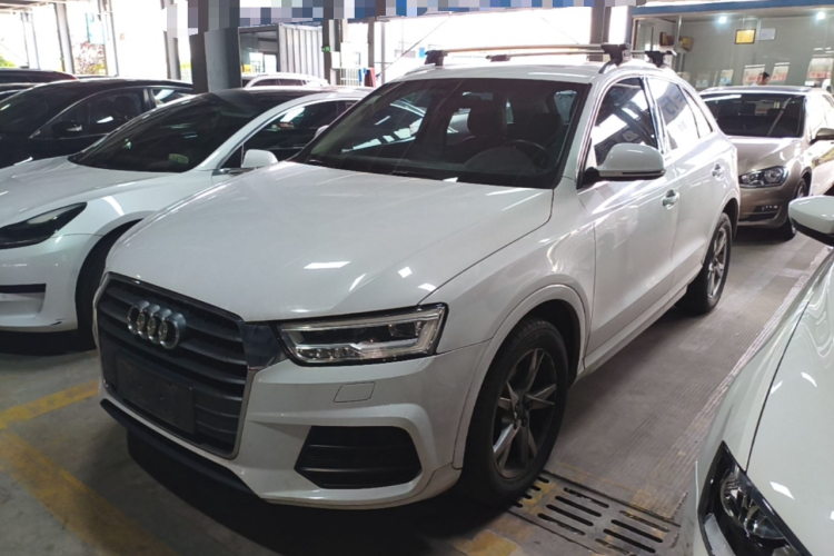Audi Q3 2018 car image #2