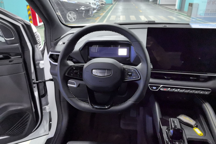 GEELY Coolray 2025 car image #15