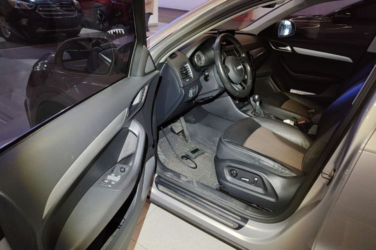 Audi Q3 2018 car image #16