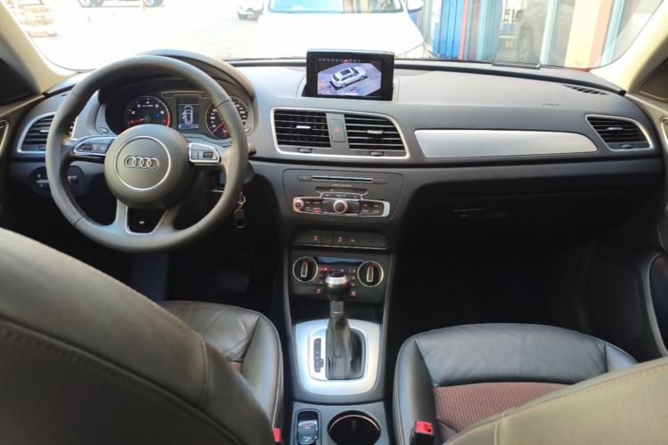 Audi Q3 2019 car image #10