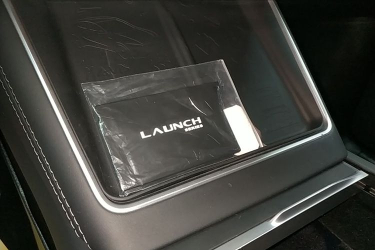 Tesla Model Y 2025 immagine di auto #14