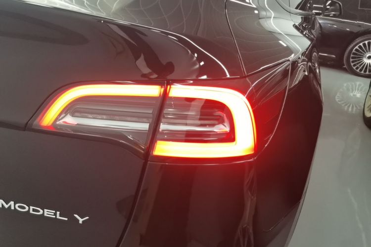 Tesla Model Y 2023 car image #8