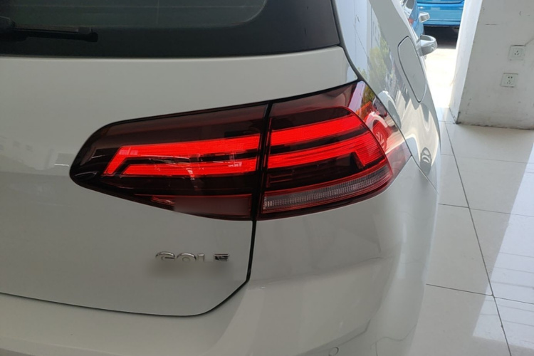 Volkswagen Golf 2020 car image #8