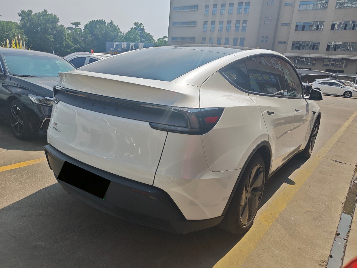 Tesla Model Y 2026 #9 Tesla Model Y 2026 car image #9