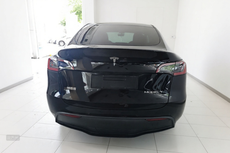 Tesla Model Y 2023 #4 Tesla Model Y 2023 car image #4