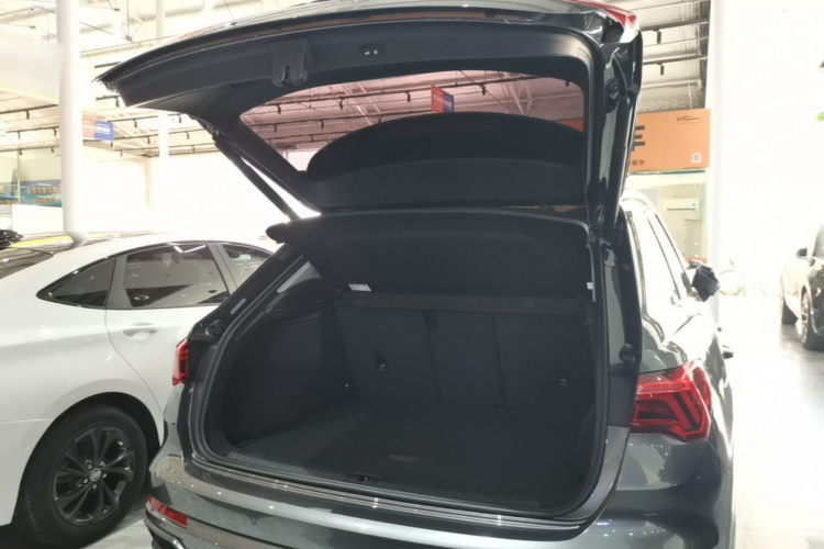 Audi Q3 2020 car image #19