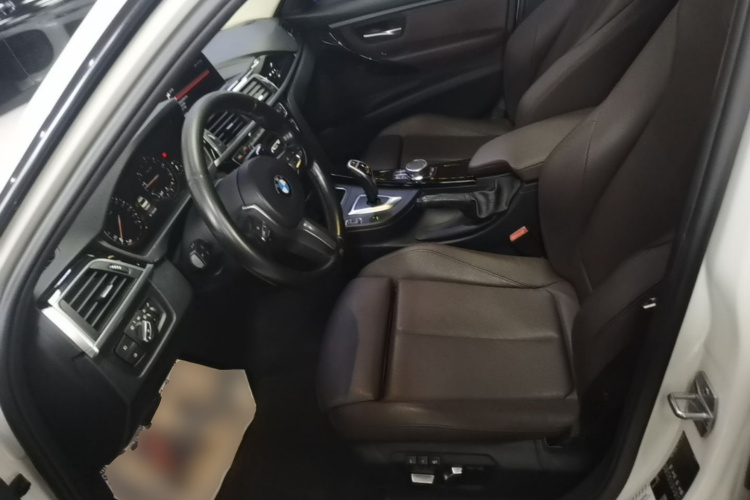 BMW 3 Series 2019 car image #15