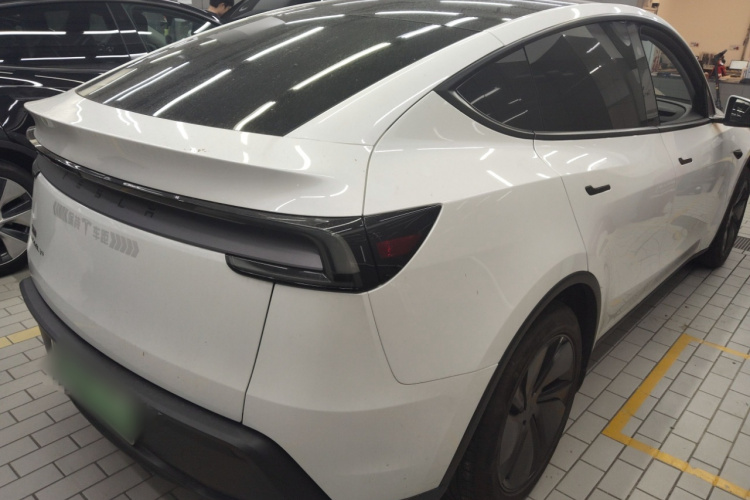Tesla Model Y 2025 #7 Tesla Model Y 2025 car image #7