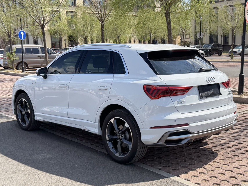 Audi Q3 2022 car image #6