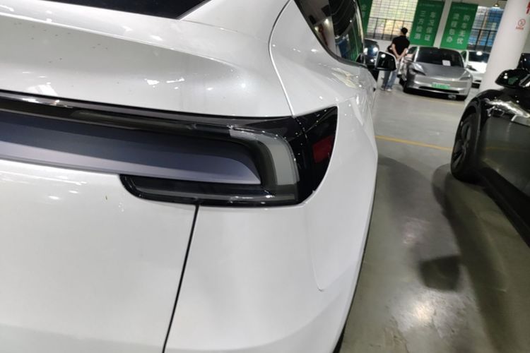 Tesla Model Y 2025 car image #8