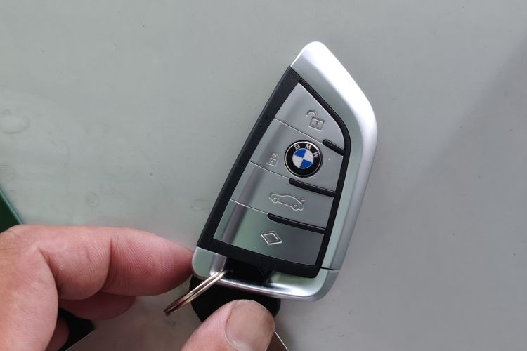 BMW 3 Series 2019 car image #9