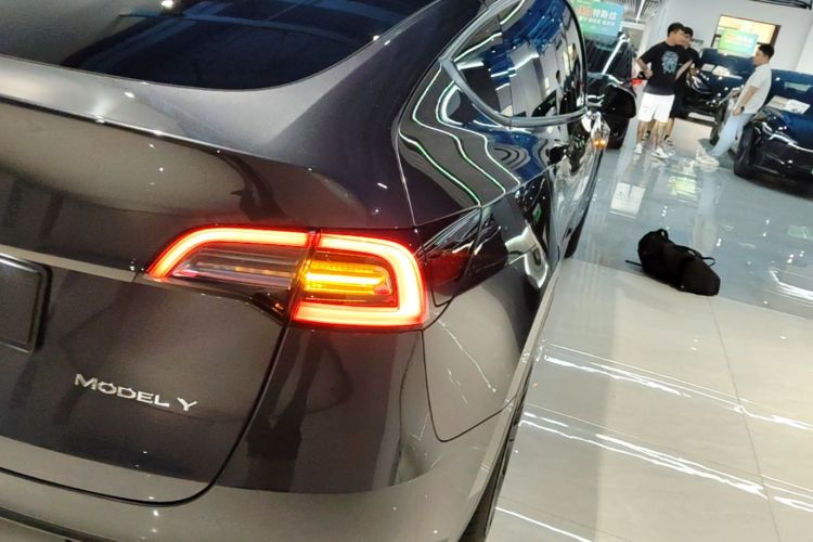 Tesla Model Y 2025 immagine di auto #8