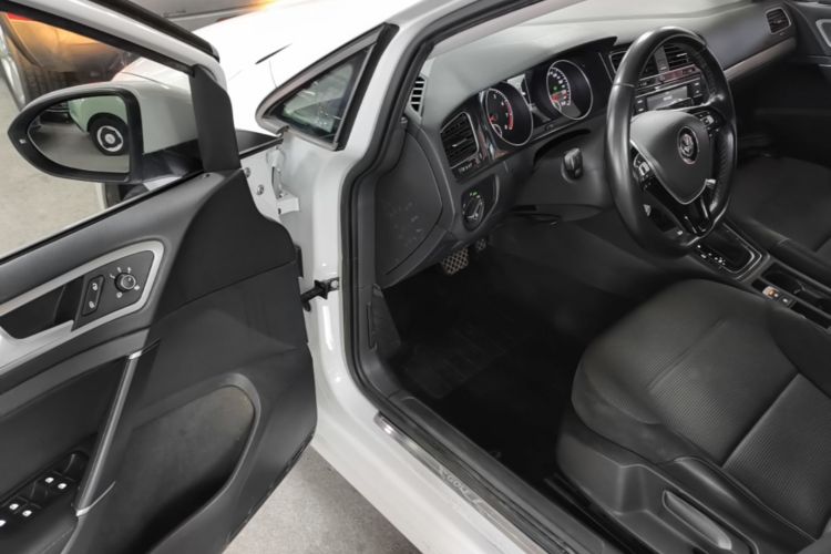 Volkswagen Golf 2018 car image #16