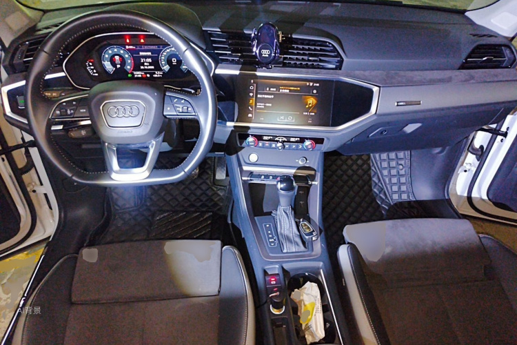 Audi Q3 2020 car image #11