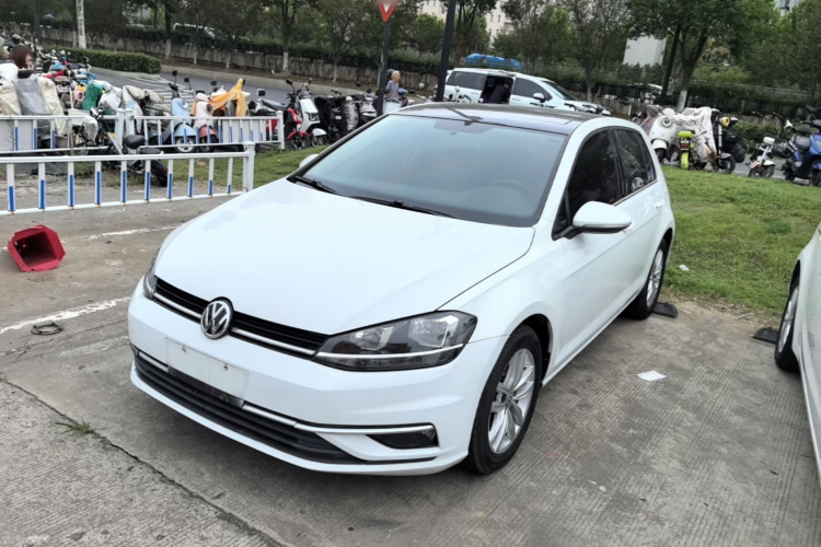 Volkswagen Golf 2018 car image #2