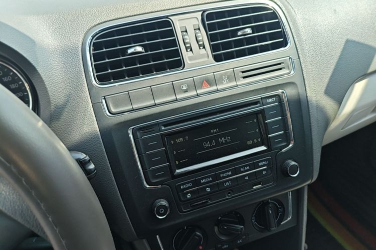 Volkswagen Polo 2016 car image #13