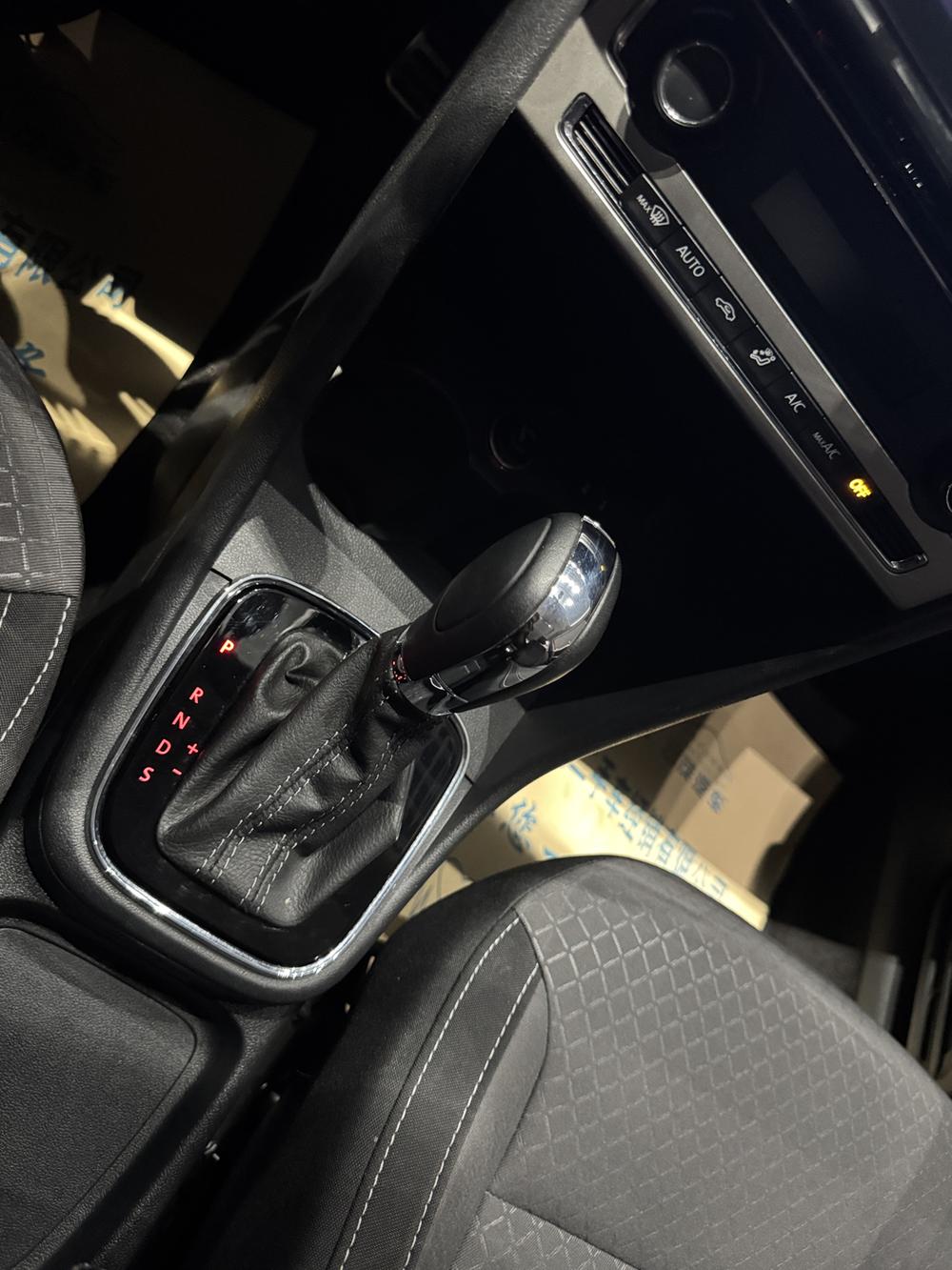 Volkswagen Polo 2015 car image #16