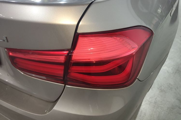 BMW 3 Series 2018 #8 BMW 3 Series 2018 car image #8
