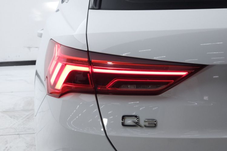 Audi Q3 2021 car image #25