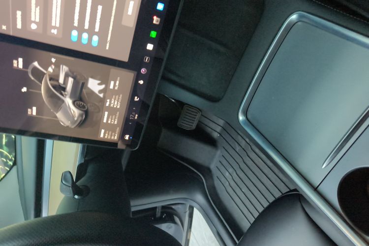 Tesla Model Y 2021 car image #18