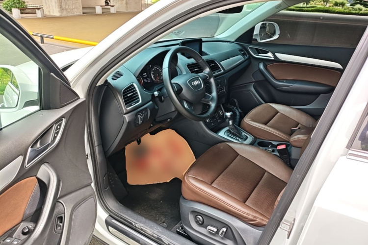 Audi Q3 2019 car image #16