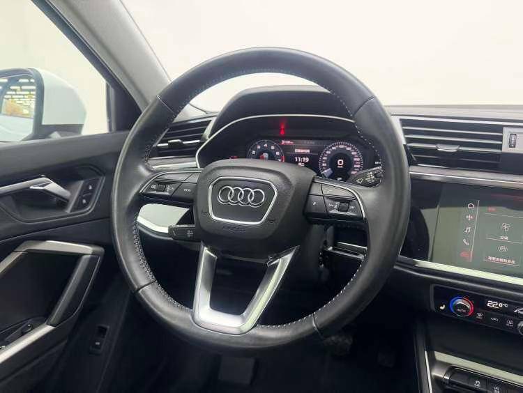 Audi Q3 2019 car image #7