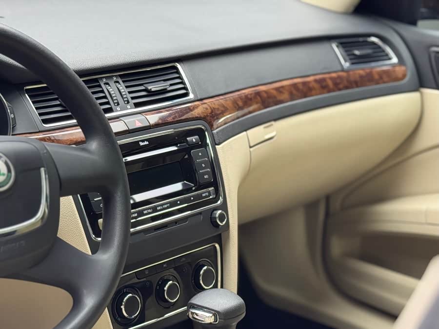 Skoda Superb 2013 car image #15