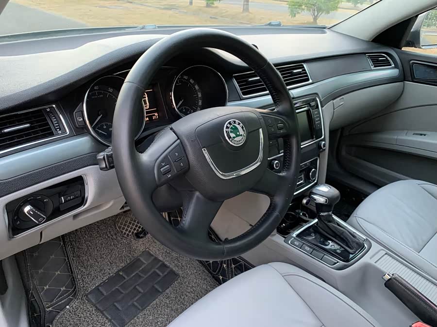 Skoda Superb 2011 صورة سيارة #15