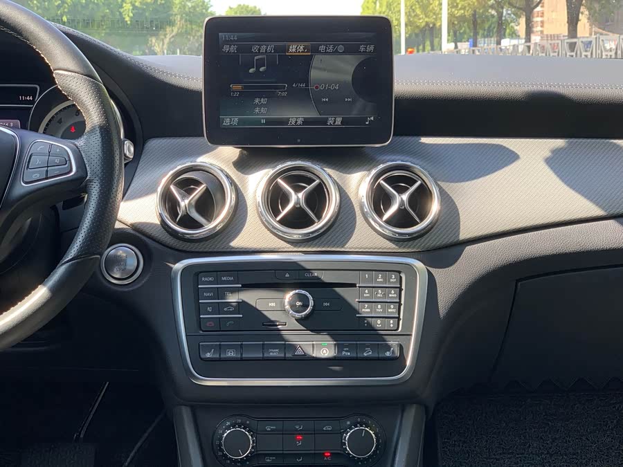 Mercedes-Benz GLA Class 2017 immagine di auto #15