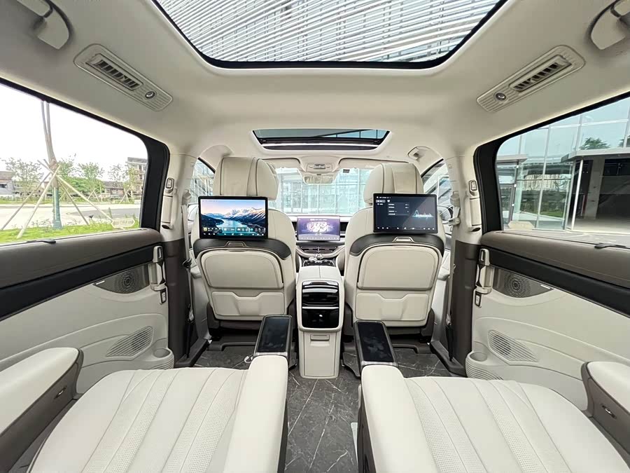 Denza D9 2023 car image #15