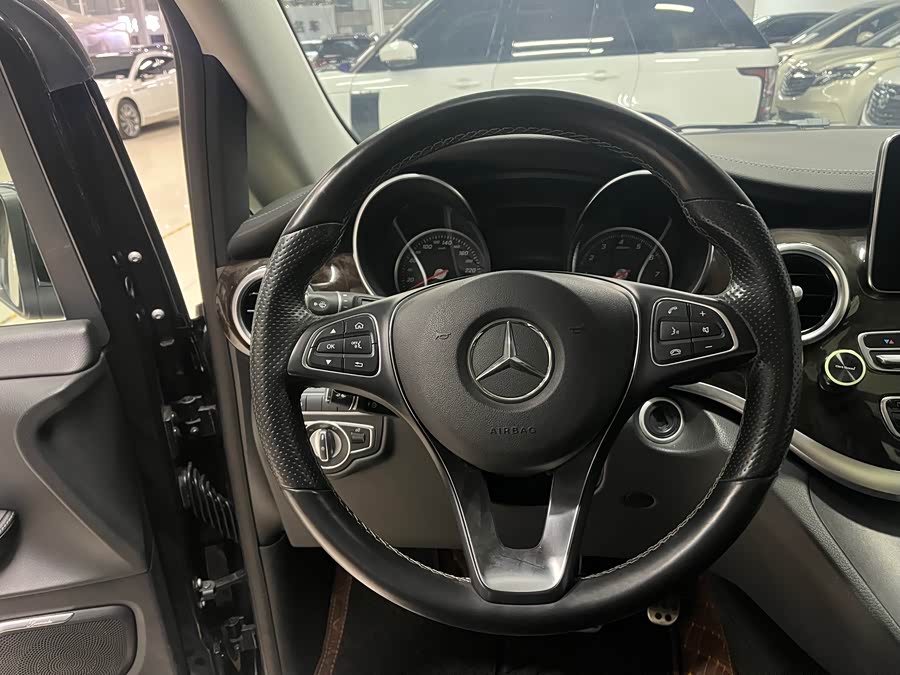 Mercedes-Benz V Class 2018 immagine di auto #15