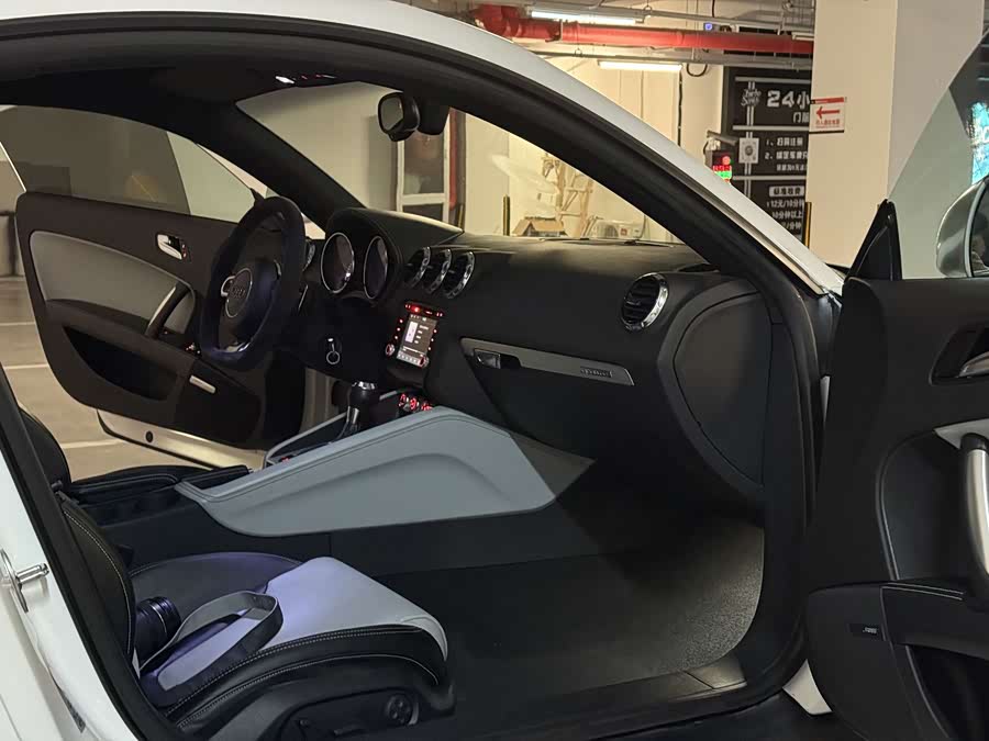 Audi TTS 2011 car image #15