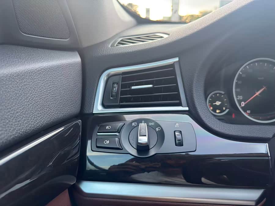 BMW 5 Series GT 2015 immagine di auto #15