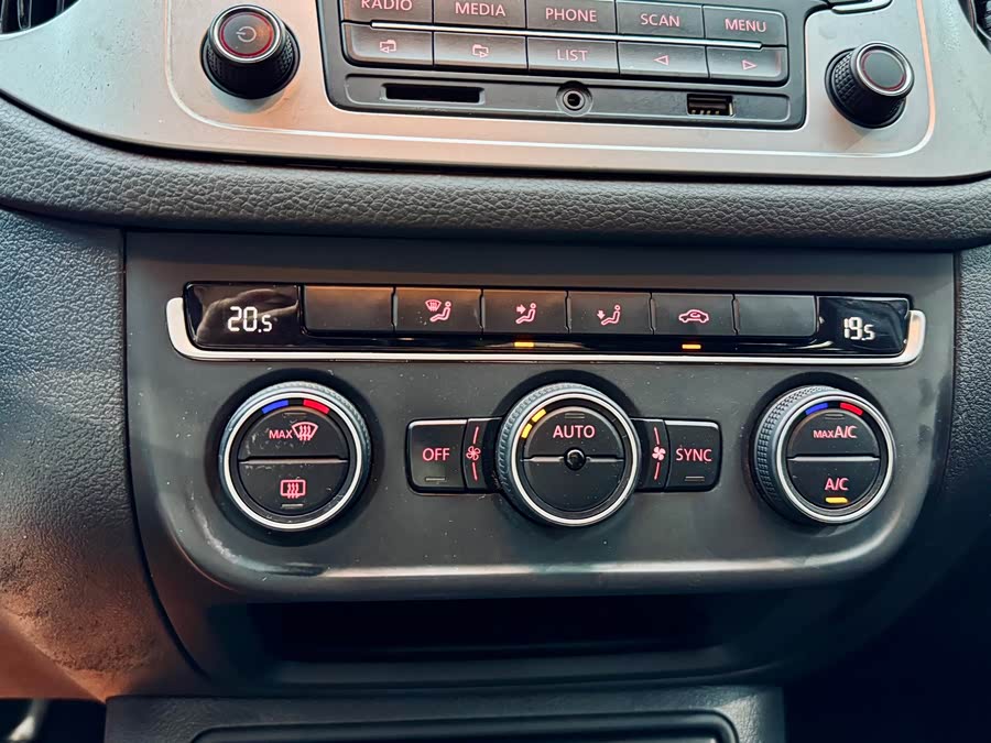 Volkswagen Tiguan 2015 car image #15