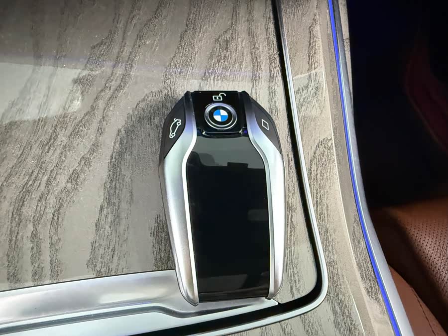 BMW X7 2020 car image #15